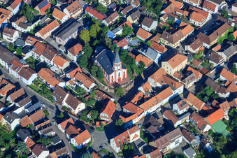 Vue aérienne de Vieille ville, église protestante à le quartier Knielingen in Karlsruhe dans le département Bade-Wurtemberg, Allemagne