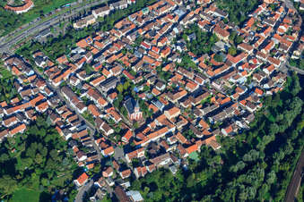 Vue aérienne de Vieille ville, église protestante à le quartier Knielingen in Karlsruhe dans le département Bade-Wurtemberg, Allemagne