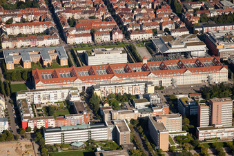 Vue aérienne de Ensemble de bâtiments du musée ZKM Centre d'art et des médias à le quartier Südweststadt in Karlsruhe dans le département Bade-Wurtemberg, Allemagne
