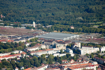 Enregistrement par drone de Plan des voies et gare principale de la Deutsche Bahn à le quartier Südweststadt in Karlsruhe dans le département Bade-Wurtemberg, Allemagne