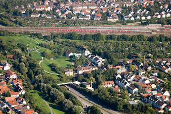 Entrée et sortie du tunnel Edeltrud de la tangente sud la route B10 traverse le tunnel dans le quartier Beiertheim - Bulach à le quartier Beiertheim-Bulach in Karlsruhe dans le département Bade-Wurtemberg, Allemagne d'un drone
