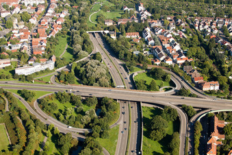 Entrée et sortie du tunnel Edeltrud de la tangente sud la route B10 traverse le tunnel dans le quartier Beiertheim - Bulach à le quartier Beiertheim-Bulach in Karlsruhe dans le département Bade-Wurtemberg, Allemagne vu d'un drone