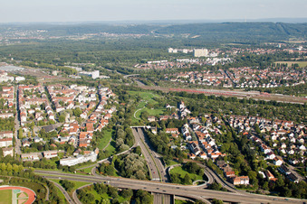 Vue aérienne de Entrée et sortie du tunnel Edeltrud de la tangente sud la route B10 traverse le tunnel dans le quartier Beiertheim - Bulach à le quartier Beiertheim-Bulach in Karlsruhe dans le département Bade-Wurtemberg, Allemagne