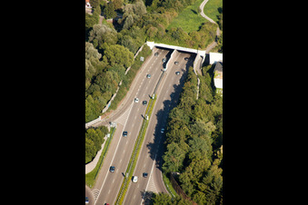 Vue oblique de Entrée et sortie du tunnel Edeltrud de la tangente sud la route B10 traverse le tunnel dans le quartier Beiertheim - Bulach à le quartier Beiertheim-Bulach in Karlsruhe dans le département Bade-Wurtemberg, Allemagne