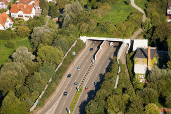 Entrée et sortie du tunnel Edeltrud de la tangente sud la route B10 traverse le tunnel dans le quartier Beiertheim - Bulach à le quartier Beiertheim-Bulach in Karlsruhe dans le département Bade-Wurtemberg, Allemagne d'en haut
