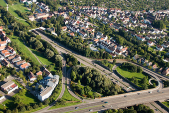 Entrée et sortie du tunnel Edeltrud de la tangente sud la route B10 traverse le tunnel dans le quartier Beiertheim - Bulach à le quartier Beiertheim-Bulach in Karlsruhe dans le département Bade-Wurtemberg, Allemagne hors des airs