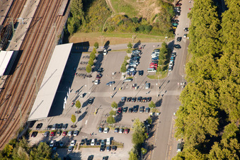 Plan des voies et gare principale de la Deutsche Bahn à le quartier Südweststadt in Karlsruhe dans le département Bade-Wurtemberg, Allemagne vu d'un drone