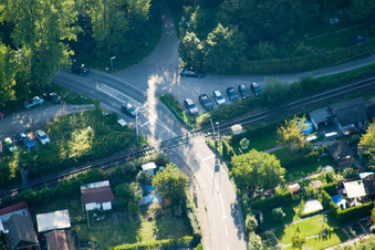 Vue aérienne de Tracé du croisement ferroviaire des voies ferrées de la Deutsche Bahn dans le district de Weiherfeld-Dammerstock à le quartier Weiherfeld-Dammerstock in Karlsruhe dans le département Bade-Wurtemberg, Allemagne