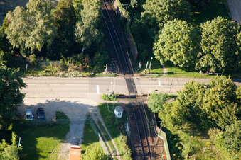 Photographie aérienne de Tracé du croisement ferroviaire des systèmes ferroviaires et ferroviaires de la Deutsche Bahn à le quartier Weiherfeld-Dammerstock in Karlsruhe dans le département Bade-Wurtemberg, Allemagne