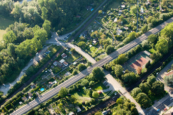 Vue oblique de Tracé du croisement ferroviaire des systèmes ferroviaires et ferroviaires de la Deutsche Bahn à le quartier Weiherfeld-Dammerstock in Karlsruhe dans le département Bade-Wurtemberg, Allemagne