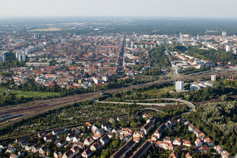 Vue aérienne de Vue des rues et des maisons dans les quartiers résidentiels à le quartier Weiherfeld-Dammerstock in Karlsruhe dans le département Bade-Wurtemberg, Allemagne