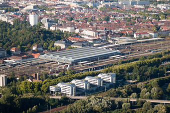 Vue aérienne de Plan des voies et gare principale de la Deutsche Bahn à le quartier Südweststadt in Karlsruhe dans le département Bade-Wurtemberg, Allemagne