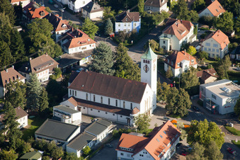 Vue aérienne de Rüppur, église catholique du Christ-Roi à le quartier Rüppurr in Karlsruhe dans le département Bade-Wurtemberg, Allemagne