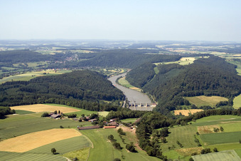 Vue aérienne de Écluse du Neckar à le quartier Guttenbach in Neckargerach dans le département Bade-Wurtemberg, Allemagne