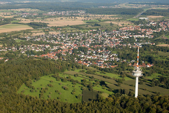 Vue aérienne de Tour de télécommunication et tour de télévision à le quartier Grünwettersbach in Karlsruhe dans le département Bade-Wurtemberg, Allemagne