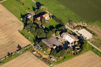 Vue aérienne de Lieu de rencontre Im Steinig à le quartier Langensteinbach in Karlsbad dans le département Bade-Wurtemberg, Allemagne