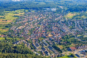Vue aérienne de Vue de la ville depuis le nord-ouest à le quartier Langensteinbach in Karlsbad dans le département Bade-Wurtemberg, Allemagne