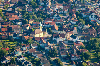 Vue aérienne de L'église Saint-Louis (Ludwigskirche) au centre-ville à le quartier Langensteinbach in Karlsbad dans le département Bade-Wurtemberg, Allemagne