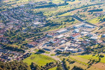 Vue aérienne de Parc industriel Siemensstraße vu du nord à le quartier Langensteinbach in Karlsbad dans le département Bade-Wurtemberg, Allemagne