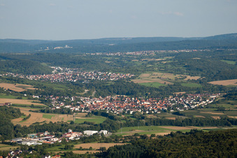 Vue aérienne de Du nord-ouest à le quartier Ellmendingen in Keltern dans le département Bade-Wurtemberg, Allemagne