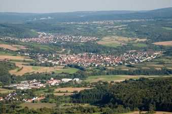 Vue aérienne de Du nord-ouest à le quartier Ellmendingen in Keltern dans le département Bade-Wurtemberg, Allemagne