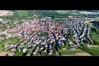 Vue aérienne de Vue de la ville depuis l'ouest à le quartier Ellmendingen in Keltern dans le département Bade-Wurtemberg, Allemagne