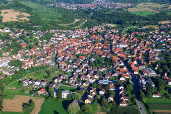 Vue aérienne de Vue de la ville depuis l'ouest à le quartier Ellmendingen in Keltern dans le département Bade-Wurtemberg, Allemagne