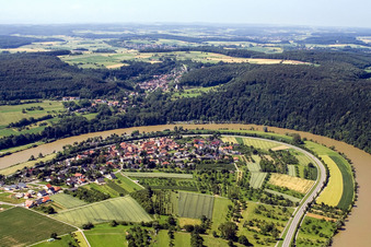 Vue aérienne de Les rives du Neckar dans le district de Mörtelstein à Binau dans le département Bade-Wurtemberg, Allemagne