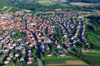 Vue oblique de Vue de la ville depuis l'ouest à le quartier Ellmendingen in Keltern dans le département Bade-Wurtemberg, Allemagne