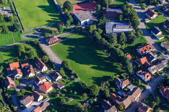 Vue aérienne de Terrains de sport de TuS Elmendingen eV à le quartier Ellmendingen in Keltern dans le département Bade-Wurtemberg, Allemagne