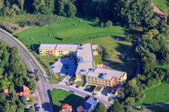 Vue aérienne de Centre pour personnes âgées Keltern à le quartier Ellmendingen in Keltern dans le département Bade-Wurtemberg, Allemagne