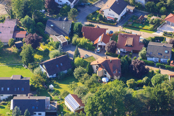 Vue aérienne de Petite forêt à le quartier Ellmendingen in Keltern dans le département Bade-Wurtemberg, Allemagne