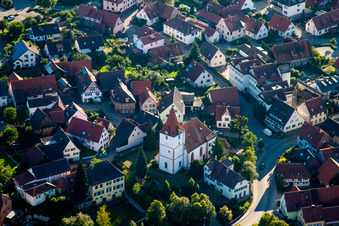 Vue aérienne de Église protestante à Ellmendingen au centre du village à le quartier Ellmendingen in Keltern dans le département Bade-Wurtemberg, Allemagne