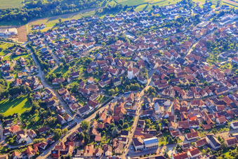 Vue aérienne de Vue de la ville depuis l'est à le quartier Ellmendingen in Keltern dans le département Bade-Wurtemberg, Allemagne