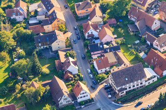 Vue aérienne de Wildbader Straße à le quartier Ellmendingen in Keltern dans le département Bade-Wurtemberg, Allemagne