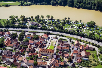 Vue aérienne de Les rives du Neckar dans le district de Mörtelstein à Binau dans le département Bade-Wurtemberg, Allemagne