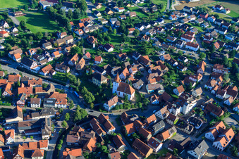 Vue aérienne de Église de Barbara à le quartier Ellmendingen in Keltern dans le département Bade-Wurtemberg, Allemagne