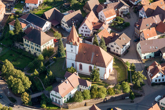 Vue aérienne de Église protestante à Ellmendingen au centre du village à le quartier Ellmendingen in Keltern dans le département Bade-Wurtemberg, Allemagne
