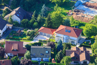 Vue oblique de Rue Winzer à le quartier Ellmendingen in Keltern dans le département Bade-Wurtemberg, Allemagne