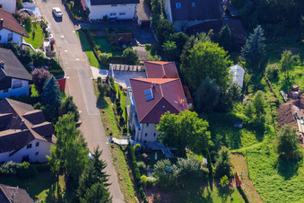 Rue Winzer à le quartier Ellmendingen in Keltern dans le département Bade-Wurtemberg, Allemagne depuis l'avion