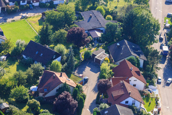 Petite forêt à le quartier Ellmendingen in Keltern dans le département Bade-Wurtemberg, Allemagne depuis l'avion