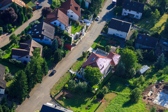 Vue d'oiseau de Rue Winzer à le quartier Ellmendingen in Keltern dans le département Bade-Wurtemberg, Allemagne