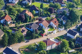 Enregistrement par drone de Rue Winzer à le quartier Ellmendingen in Keltern dans le département Bade-Wurtemberg, Allemagne