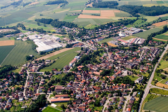 Vue aérienne de Vue sur le village à le quartier Helmstadt in Helmstadt-Bargen dans le département Bade-Wurtemberg, Allemagne