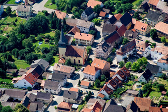 Vue aérienne de Bâtiment d'église au centre du village à Aglasterhausen dans le département Bade-Wurtemberg, Allemagne