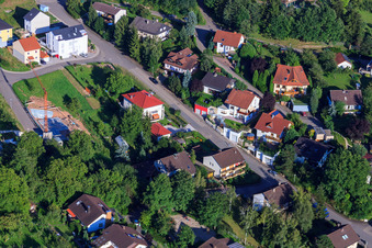 Rue Winzer à le quartier Ellmendingen in Keltern dans le département Bade-Wurtemberg, Allemagne du point de vue du drone