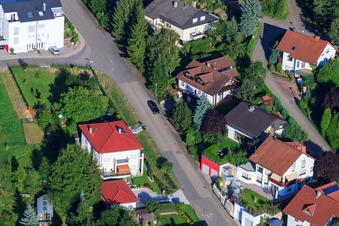 Rue Winzer à le quartier Ellmendingen in Keltern dans le département Bade-Wurtemberg, Allemagne d'un drone