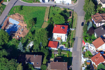 Rue Winzer à le quartier Ellmendingen in Keltern dans le département Bade-Wurtemberg, Allemagne vu d'un drone