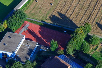 Vue aérienne de Court de tennis à le quartier Ellmendingen in Keltern dans le département Bade-Wurtemberg, Allemagne
