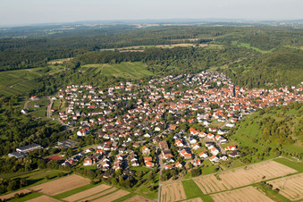 Vue aérienne de Vue des rues et des maisons dans les quartiers résidentiels à le quartier Dietlingen in Keltern dans le département Bade-Wurtemberg, Allemagne